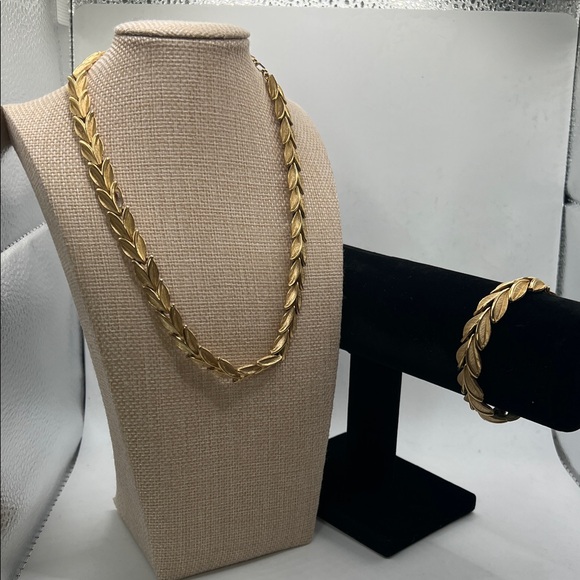 Vintage Trifari costume Gold Leaf Necklace and Bracelet Set - Picture 1 of 11